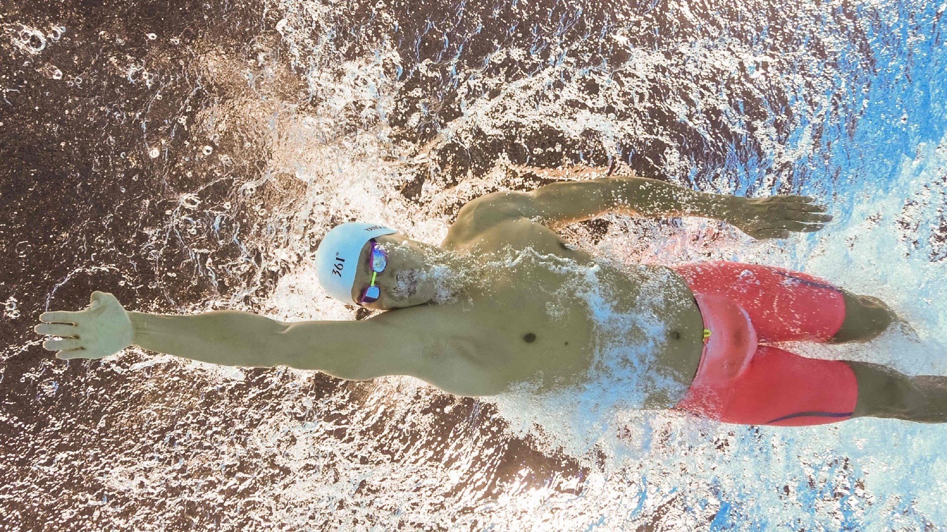 霍勒迪统治全场,太阳巅峰对决中胜出深圳队