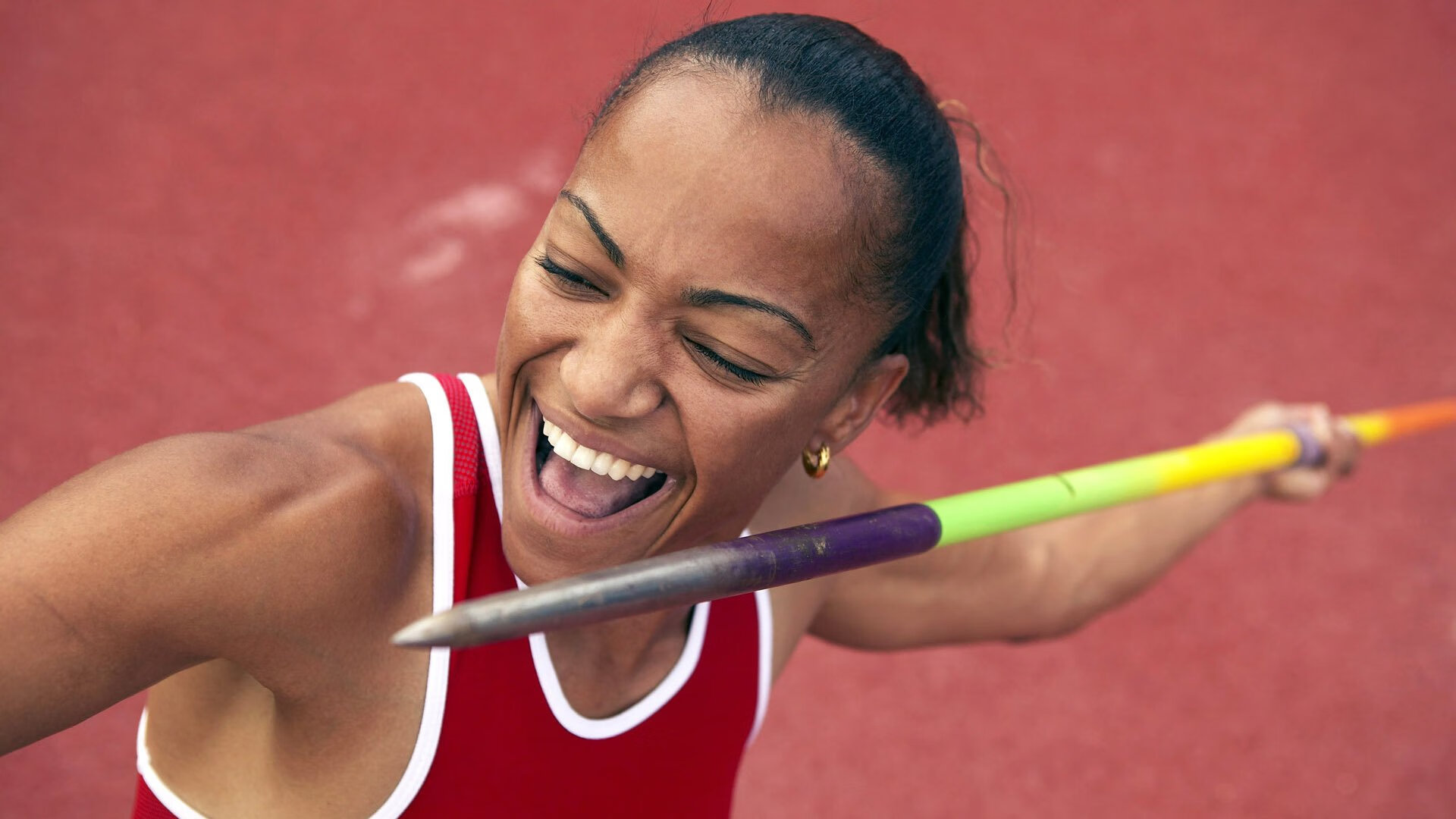 红牛车队险胜法拉利，周冠宇关键制胜